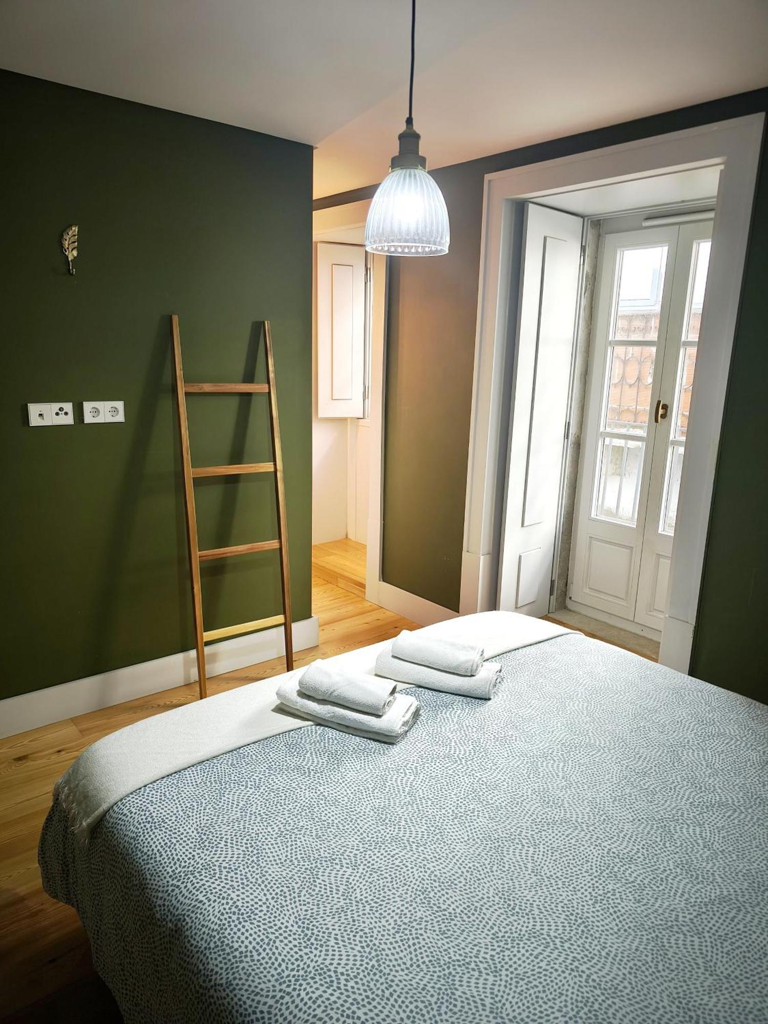 Apartment With Balcony In A Street In The Historic Center Of Downtown *